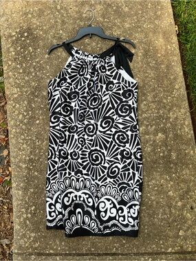 White House Black Market Black /White Sleeveless Summer Dress elegant design. 6